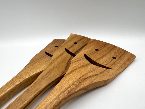 世界三大銘木 ニコちゃん　チーク無垢材　ターナー　ヘラ　フライ返し ナチュラル　木製食器　撮影キット　木製　チークウッド 4枚目の画像