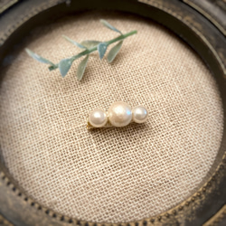 tiny brooch  小さなストレートブローチ  white・white 2枚目の画像