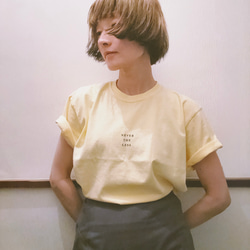 儘管如此，女士黃油色T卹，中號 第3張的照片