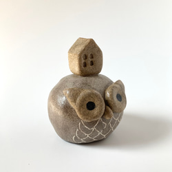 フクロウの置物　頭にお家をのせた陶器の丸い梟　珍しいふくろうのオブジェ 4枚目の画像