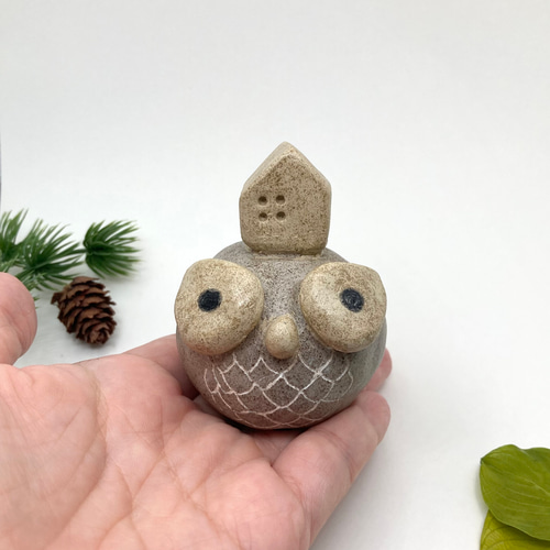 フクロウの置物(小) 頭にお家をのせた小さな陶器の丸い梟 珍しい フクロウの置物(小) 頭にお家をのせた小さな陶器の丸い梟 珍しい