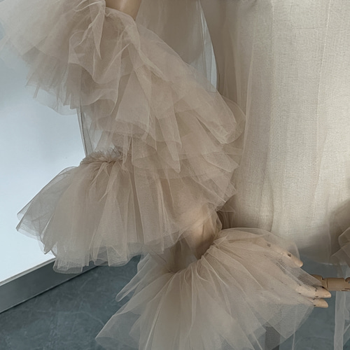ベージュ チュール フリル ウェディングドレス フリル オフショルダー チュールドレス ホワイト（W337WH）