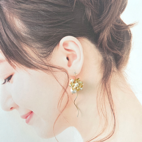 メタルフラワー シャイニーパール ツイストバー《ピアス/イヤリング 