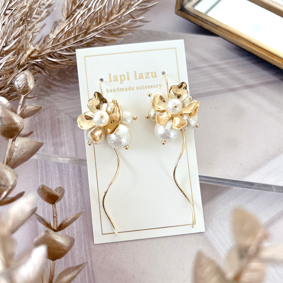 メタルフラワー シャイニーパール ツイストバー《ピアス/イヤリング