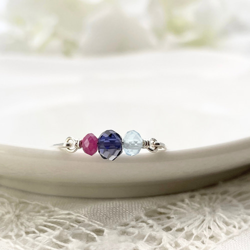 青と赤の宝石 - ルビー アイオライト アクアマリン のワイヤーリング