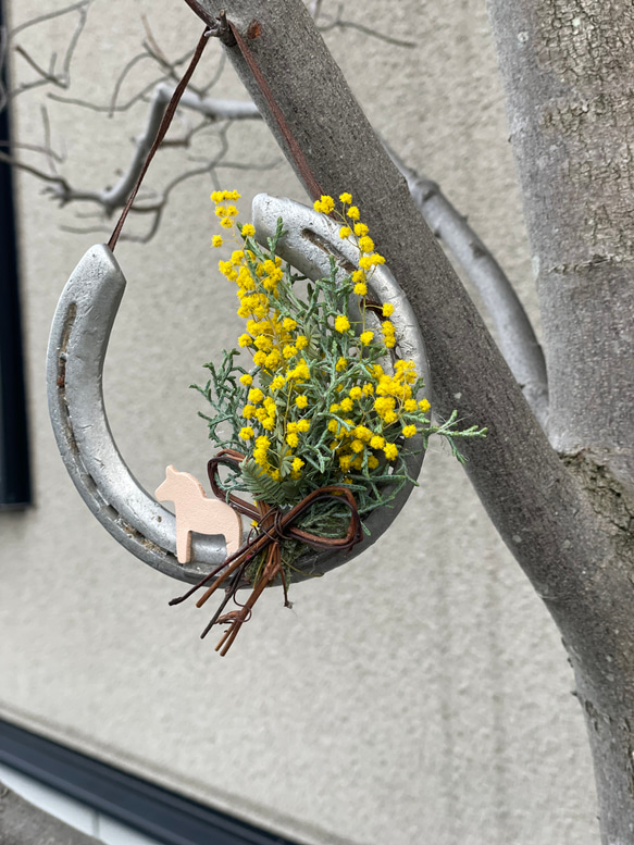 幸せの花 ミモザのあしらった蹄鉄のアレンジ ドライフラワー