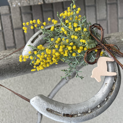 幸せの花 ミモザのあしらった蹄鉄のアレンジ 3枚目の画像