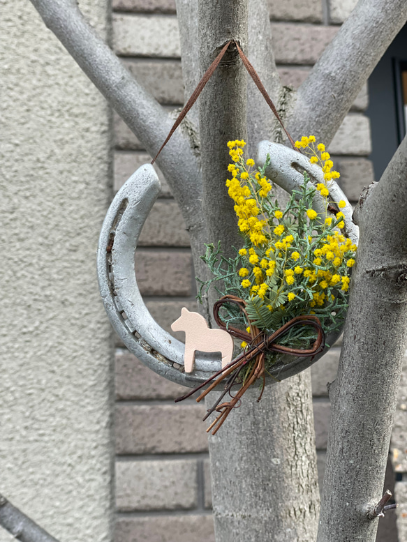 幸せの花 ミモザのあしらった蹄鉄のアレンジ 2枚目の画像