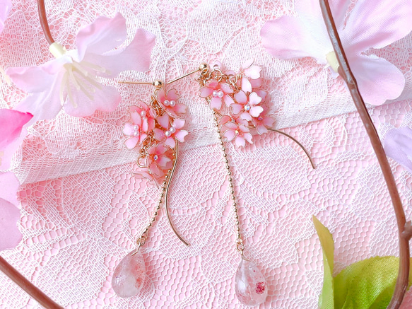 ふんわりピンクの枝垂れ桜ピアス/イヤリング 4枚目の画像
