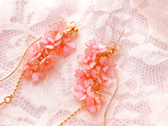 ふんわりピンクの枝垂れ桜ピアス/イヤリング 7枚目の画像