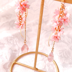 ふんわりピンクの枝垂れ桜ピアス/イヤリング 3枚目の画像