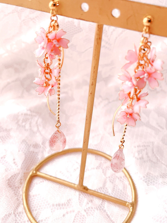ふんわりピンクの枝垂れ桜ピアス/イヤリング 3枚目の画像