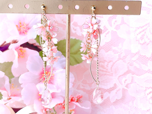 ふんわりピンクの枝垂れ桜ピアス/イヤリング 1枚目の画像