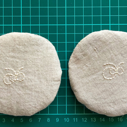 ちょう୨୧りぼん まる コースター 生成　リネン 刺繍 クッキー おかし スウィーツ 7枚目の画像
