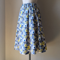 【新作】すっきりシルエットのタックギャザースカート　イエローフラワープリント  コットン100% 3枚目の画像