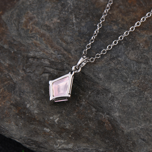 ミニマリストの天然ローズクォーツネックレスユニークなピンクの宝石ソリティアペンダントアニバーサリーネックレス 5枚目の画像