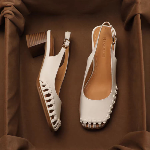 ソフトレザーの編み込みが優しく甲を包むメッシュオープントゥシューズ