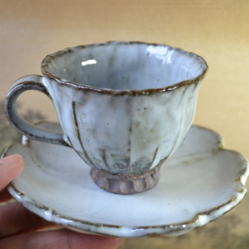 再入荷！】花皿＆コーヒーカップ(藁灰釉)セット カップ＆ソーサー ☆萩