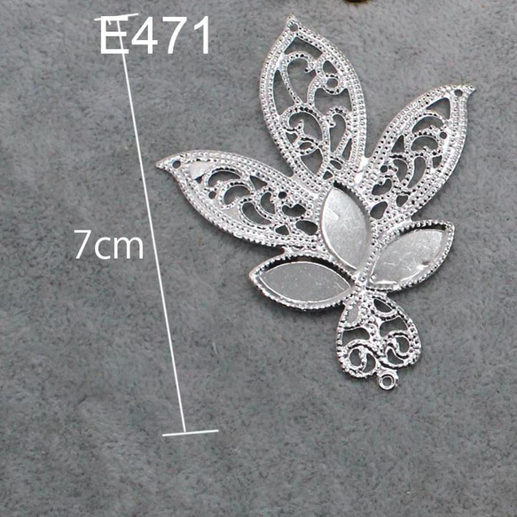 透かしパーツシルバー葉　蝶のデザインチャームゴールド　かんつきパーツ 3枚目の画像