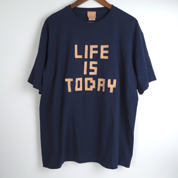 レザーパッチ「LIFE IS TODAY」の 半袖 Tシャツ（5色）コットン ワッペン 2枚目の画像