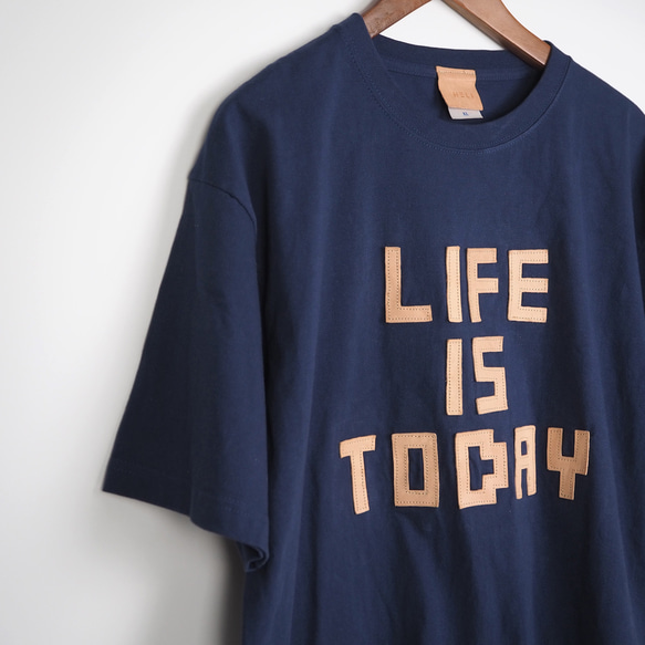 レザーパッチ「LIFE IS TODAY」の 半袖 Tシャツ（5色）コットン ワッペン 1枚目の画像