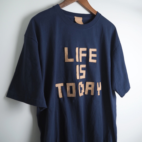 レザーパッチ「LIFE IS TODAY」の 半袖 Tシャツ（5色）コットン ワッペン 4枚目の画像