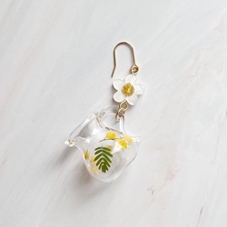 レトロ可愛い花柄とミモザ柄　ミニチュアガラスティーポットとピッチャーのピアス　イヤリング 10枚目の画像