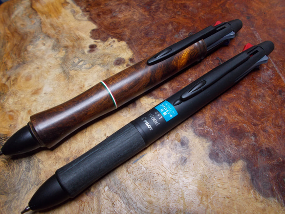 デザートアイアンウッドの4+1多機能ペン　アクロインキ0.7黒青赤緑の4色と０.5㎜シャープ　改造手作りペン！ 1枚目の画像