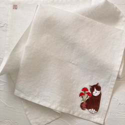 受注制作【1周年記念感謝価格】『赤いカーネーションとおすましな猫』の手描きリネンハンカチオフホワイト 6枚目の画像