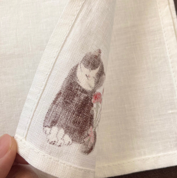 【受注制作】『赤いカーネーションとおすましな猫』の手描きリネンハンカチオフホワイト 9枚目の画像