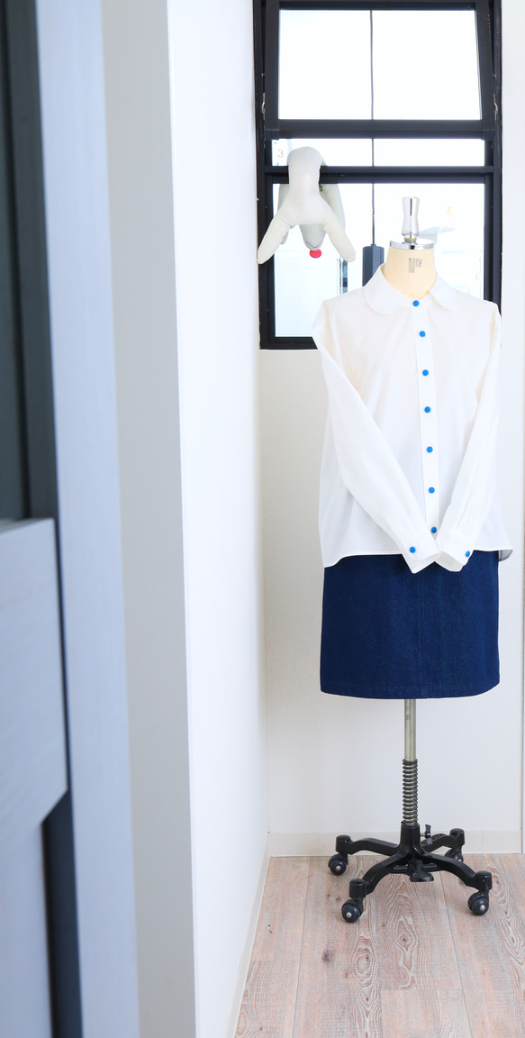 かわいい襟の白シャツ☆青のクルミボタン 3枚目の画像