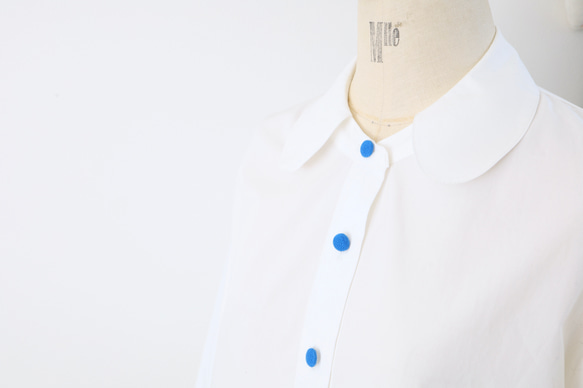 かわいい襟の白シャツ☆青のクルミボタン 4枚目の画像