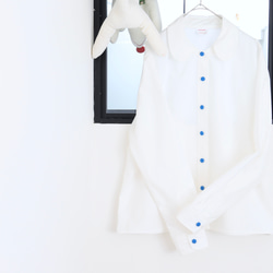 かわいい襟の白シャツ☆青のクルミボタン 1枚目の画像
