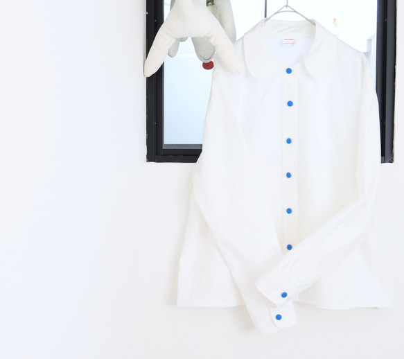かわいい襟の白シャツ☆青のクルミボタン シャツ SNOWPY