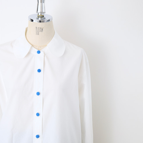 かわいい襟の白シャツ☆青のクルミボタン シャツ SNOWPY♡(スノウピー