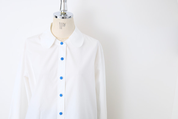 かわいい襟の白シャツ☆青のクルミボタン 5枚目の画像