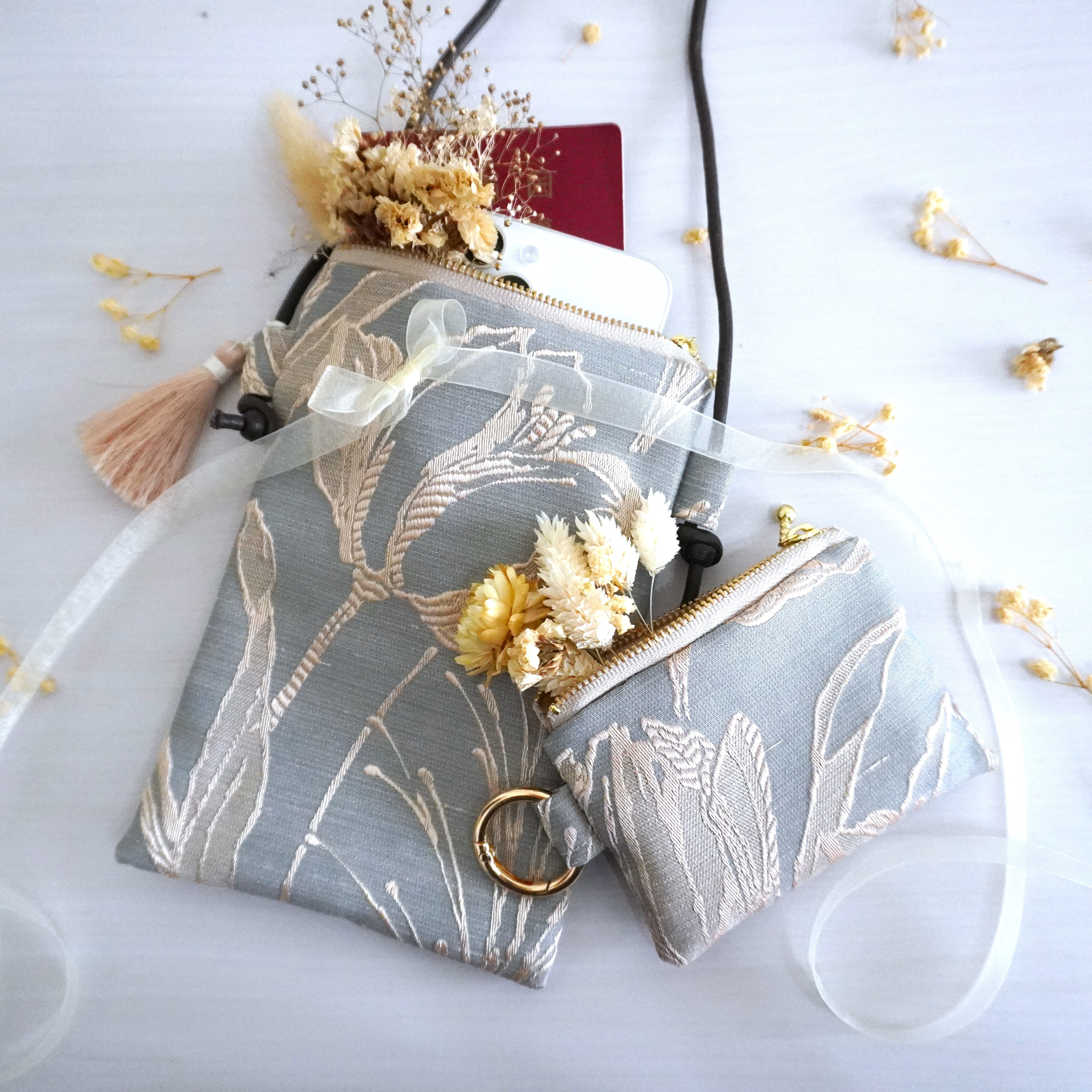 【Creema限定新春福袋〈梅〉】スマホポシェットとポーチの2点セット -くすみブルーベースにお花模様