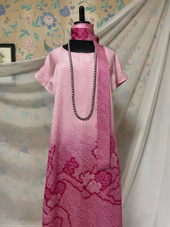 総絞り　ピンク濃淡　ぼかし　大輪の花　フレンチスリーブ　Aラインワンピース＆リボンベルト　着物リメイク　ハンドメイド 2枚目の画像