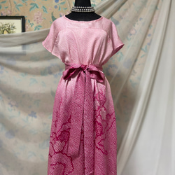 総絞り　ピンク濃淡　ぼかし　大輪の花　フレンチスリーブ　Aラインワンピース＆リボンベルト　着物リメイク　ハンドメイド 4枚目の画像