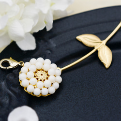 【ストールピン・ストールクリップ・羽織紐】白珊瑚・アンティークレトロなお花・真鍮の一輪 2枚目の画像