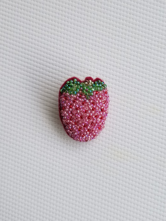 ビーズ刺繍のブローチ《いちご》 ブローチ はるじおん 通販