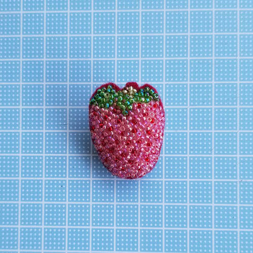 ビーズ刺繍ブローチ ハンドメイド 春の野いちご-白 あ〜