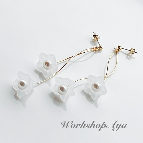 揺れる白いお花の春ピアス・イヤリング（ゴールド/シルバー） ピアス 