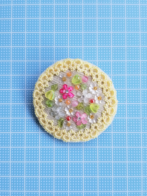 タティングレースとビーズ刺繍のブローチ《花畑》 3枚目の画像