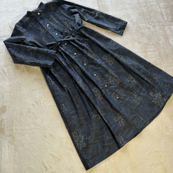 大島紬のピンタックワンピース　シャツワンピース　青黒花　着物リメイク 5枚目の画像
