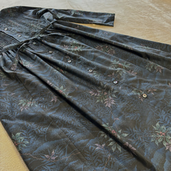 大島紬のピンタックワンピース　シャツワンピース　青黒花　着物リメイク 6枚目の画像