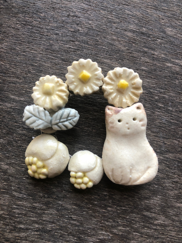 陶器 猫とお花のブローチ ハル 06 ブローチ munon 通販｜Creema 