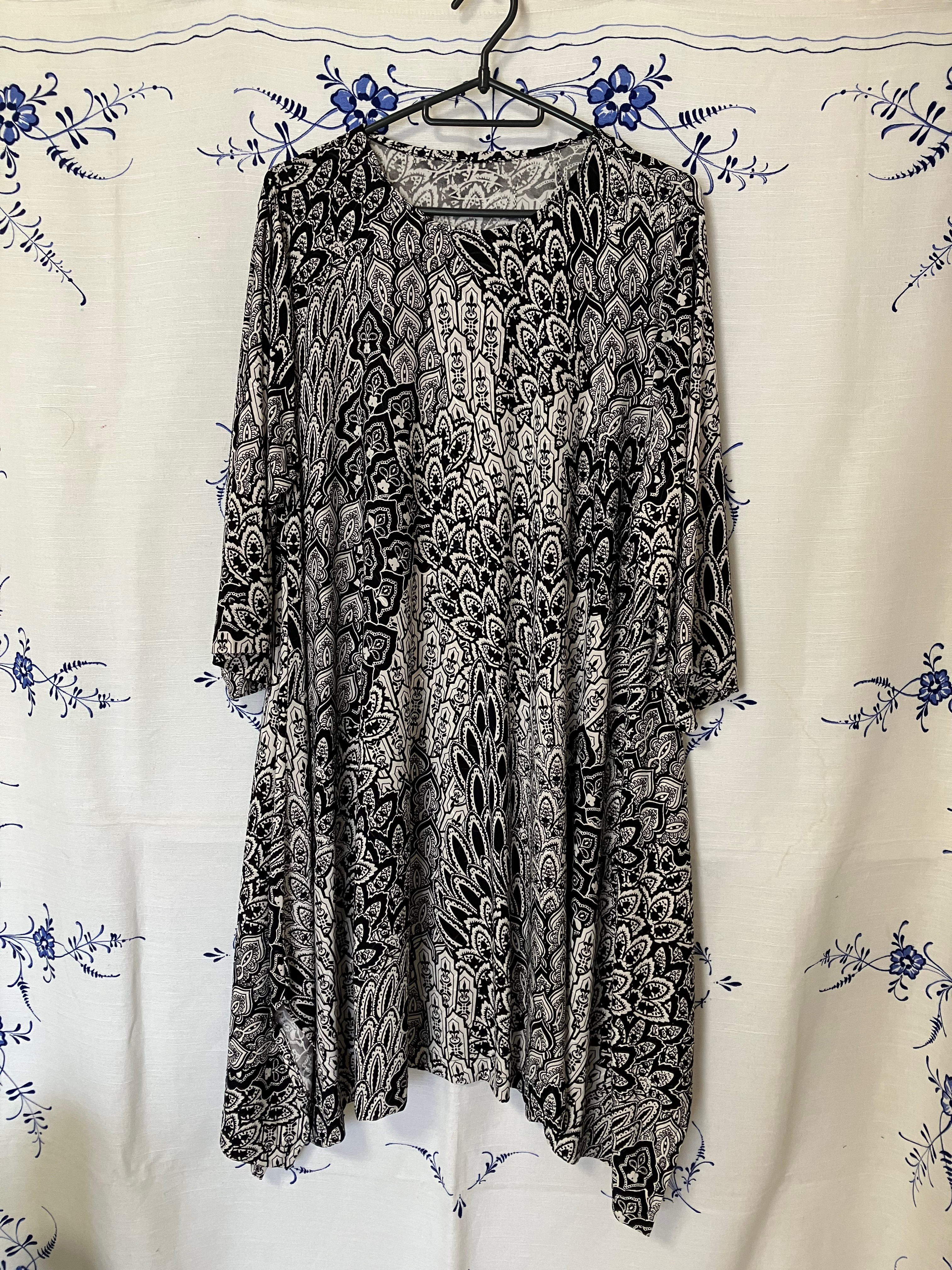 脇にスリットの入ったチュニック