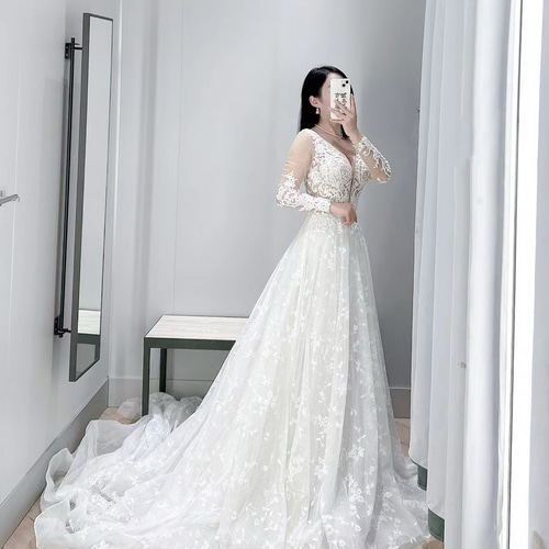 ウエディングドレス オフホワイト 優雅なシルエット 贅沢な小花総  