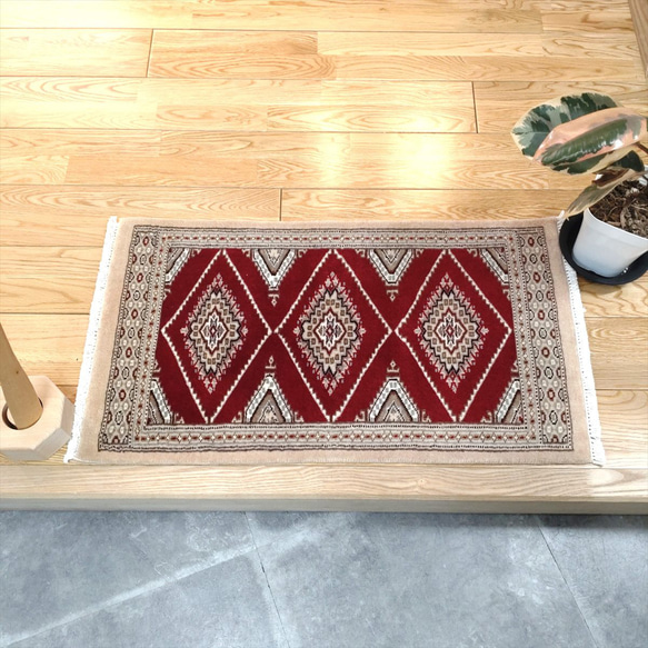 パキスタン絨毯 ハイクオリティ 79x44cm 玄関マット 手織り カーペット レッド 1枚目の画像